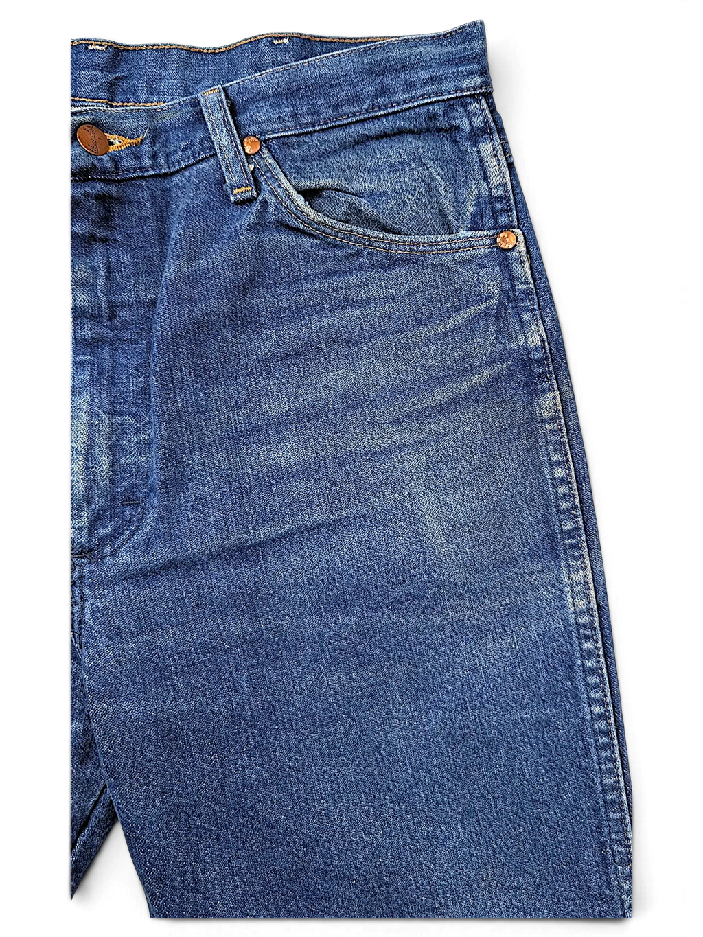 JAKE & IPI Wrangler 936PWD blue denim jeans featuring a classic five-pocket design with copper rivets and button fly.