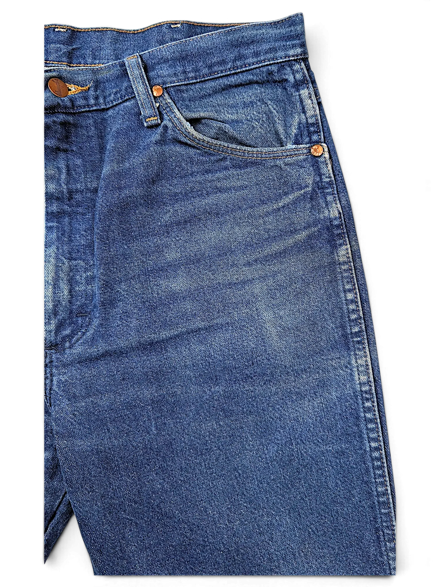 JAKE & IPI Wrangler 936PWD blue denim jeans featuring a classic five-pocket design with copper rivets and button fly.