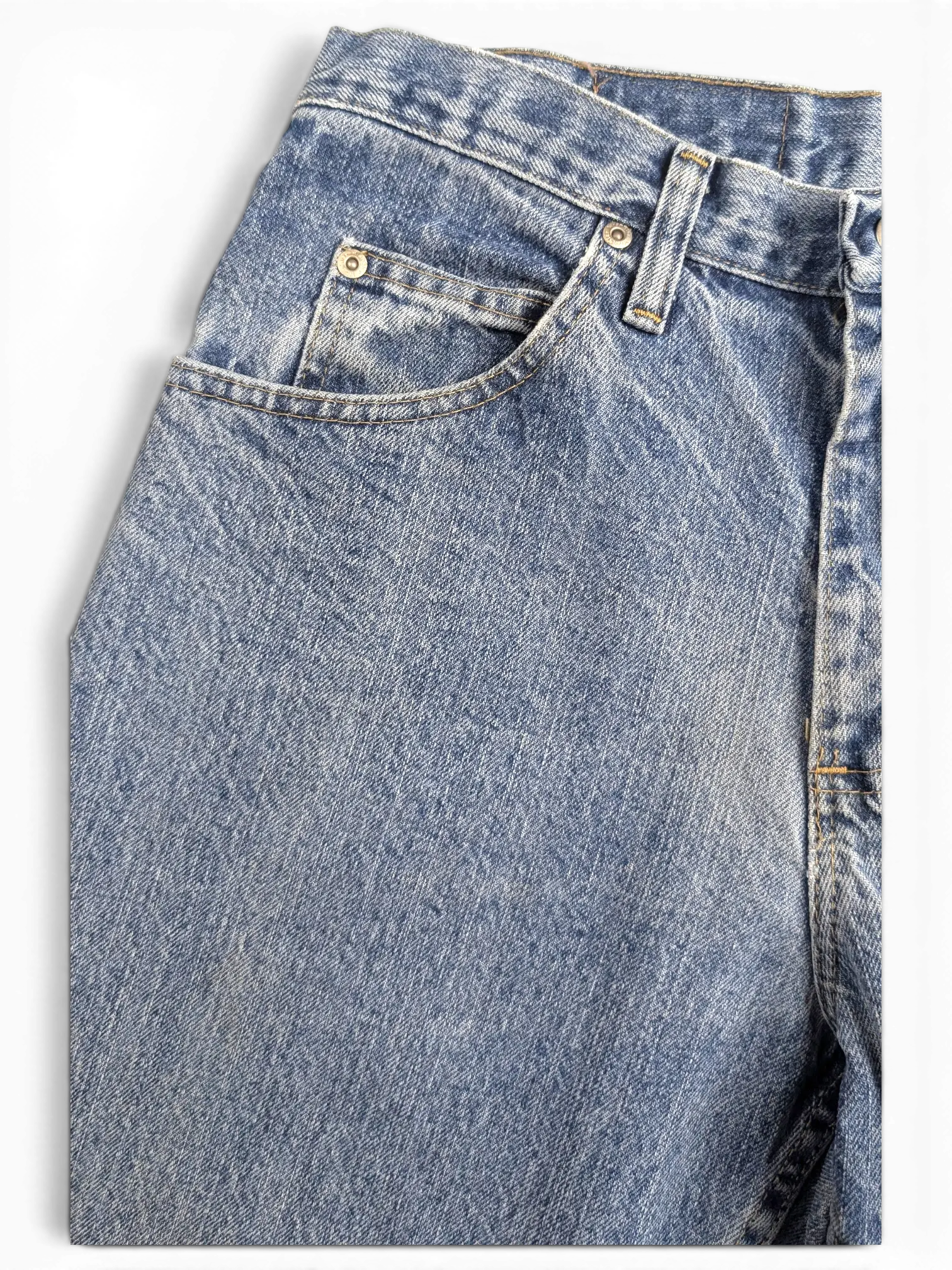 JAKE & IPI Wrangler blue denim jeans featuring a classic five-pocket design and metal rivets