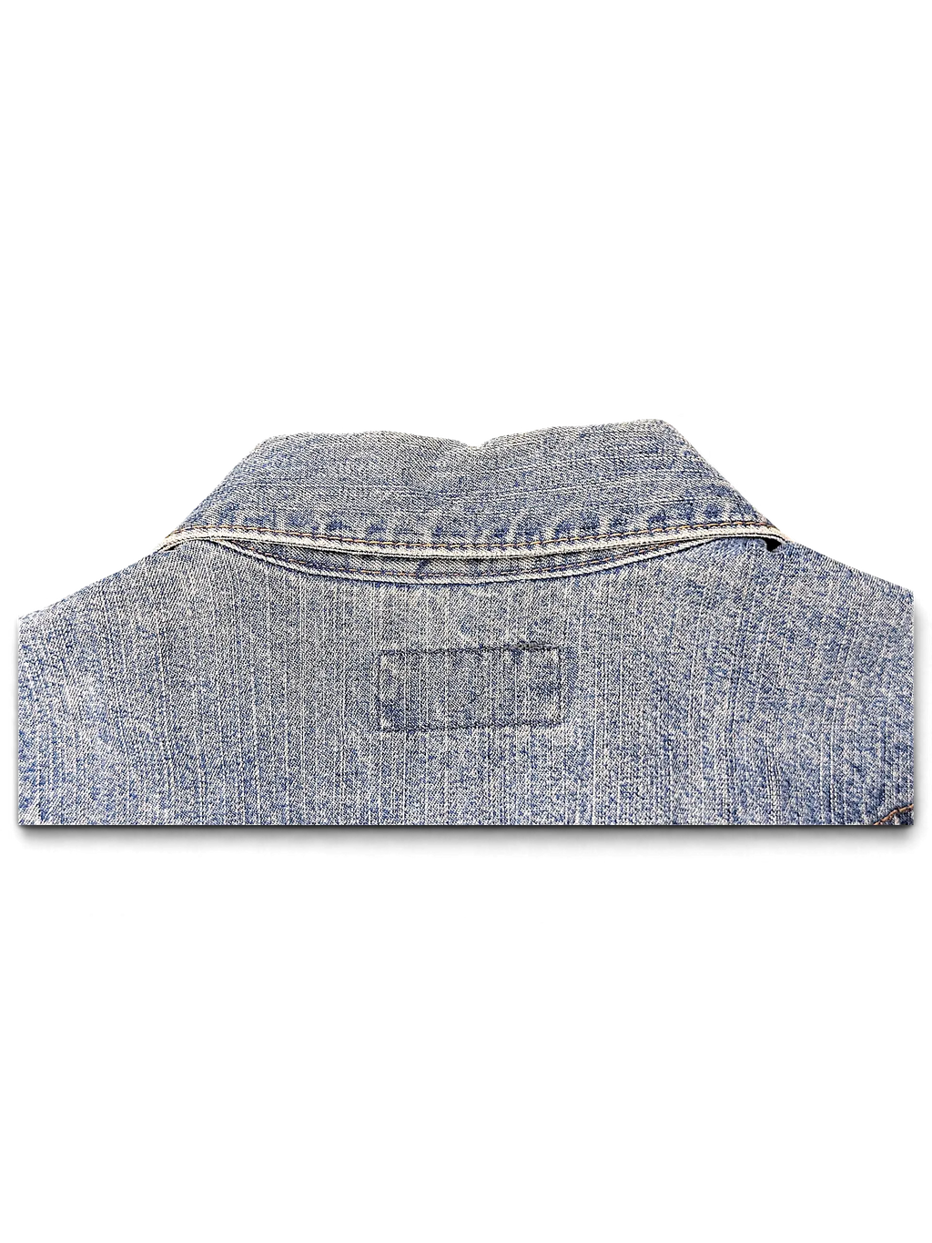 Close-up of the collar and light blue denim fabric of a Wrangler blues denim jacket from JAKE & IPI