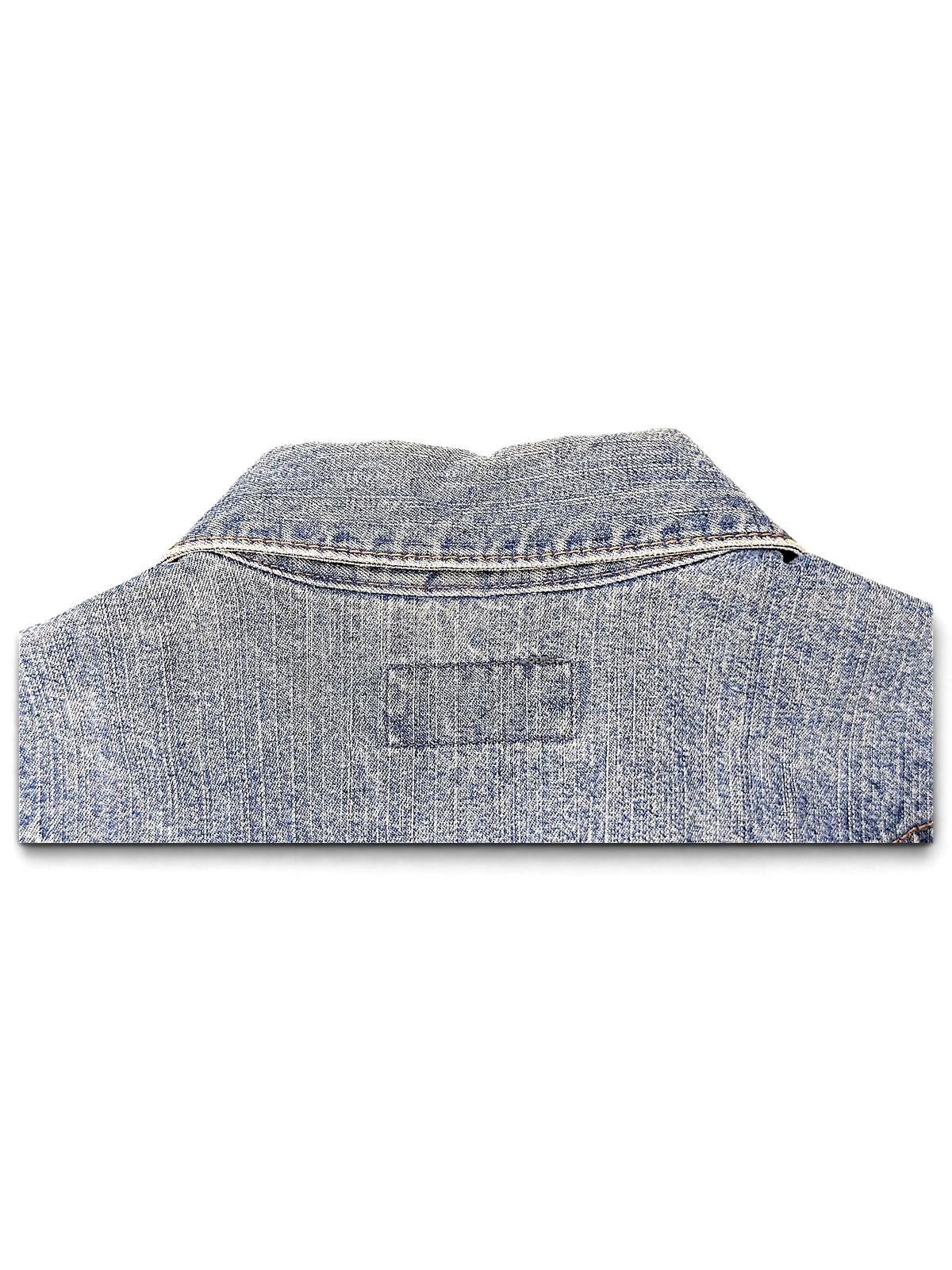 Close-up of the collar and light blue denim fabric of a Wrangler blues denim jacket from JAKE & IPI