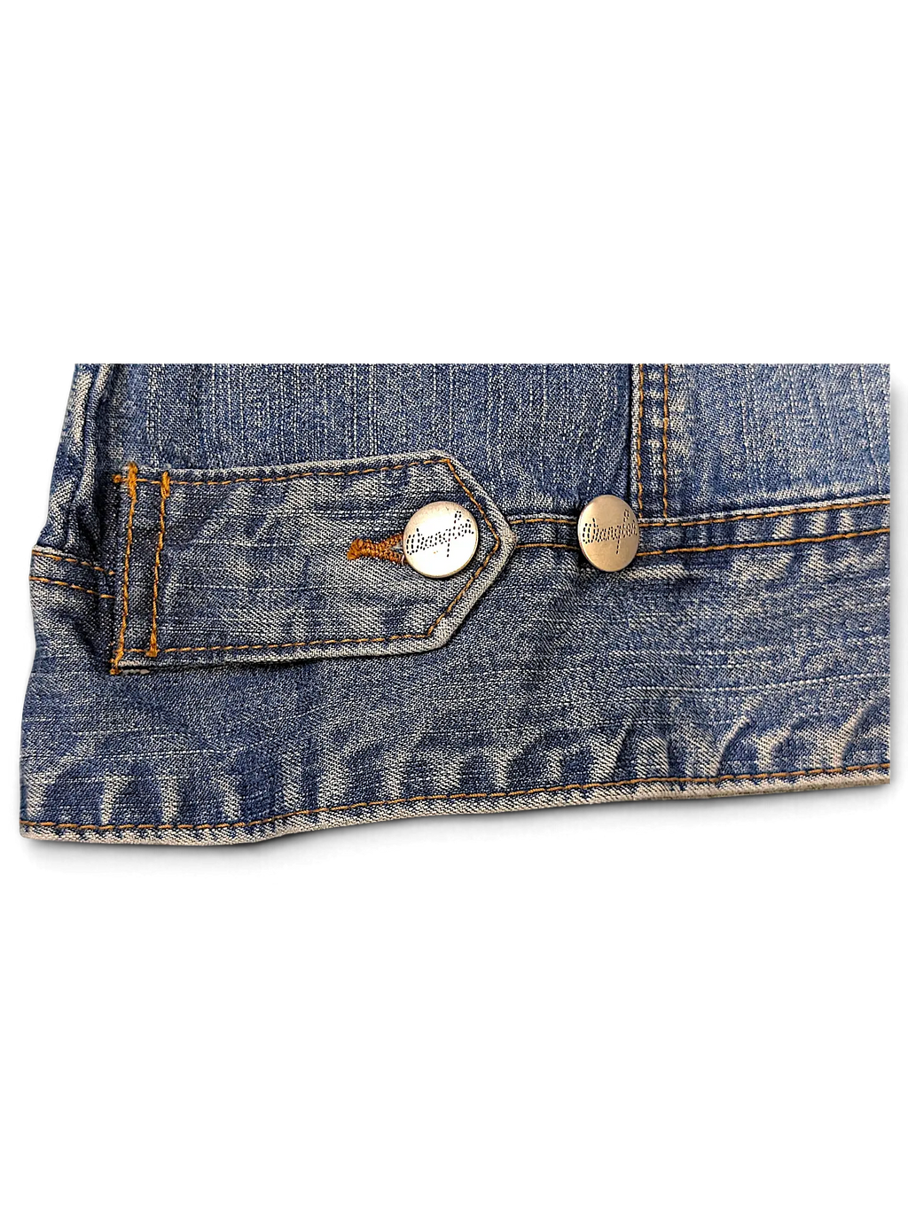 Close-up of a JAKE & IPI Wrangler blues denim jacket featuring silver metal buttons with embossed branding.