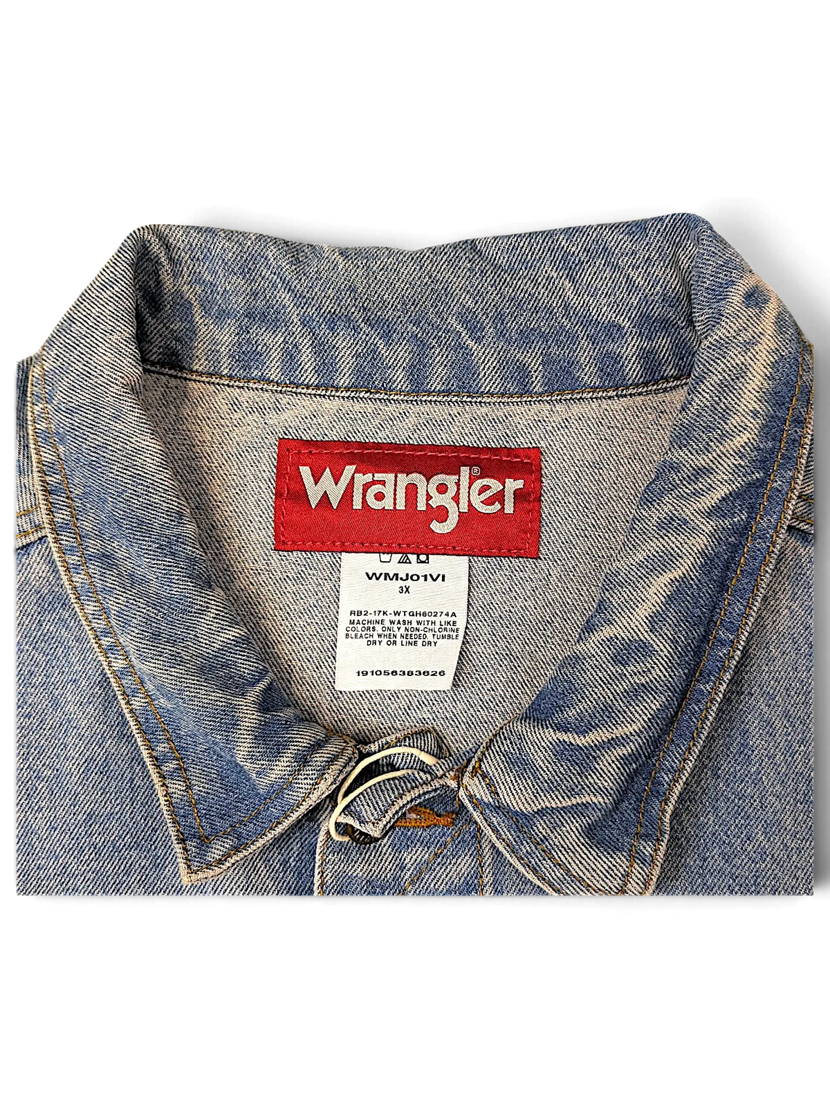 JAKE & IPI Wrangler WMJO1VI light wash denim jacket collar with red brand label and care instructions tag