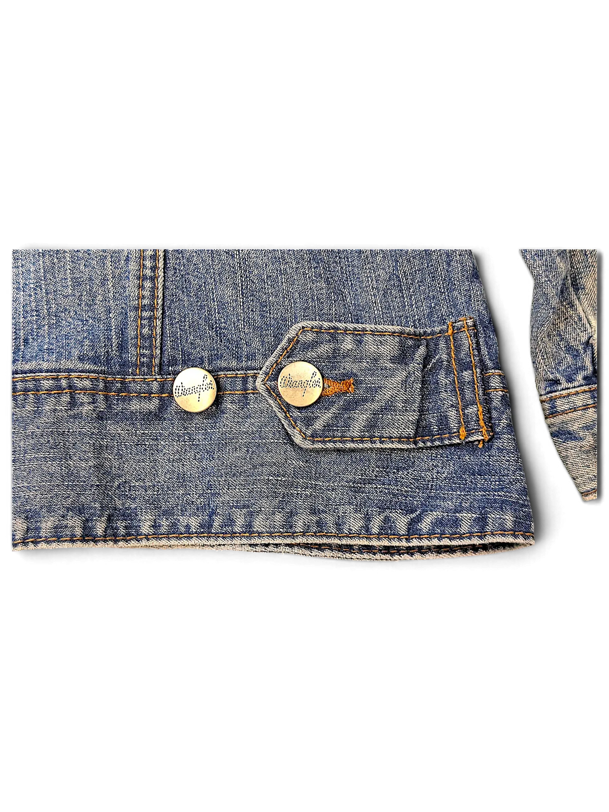JAKE & IPI Wrangler blues denim jacket featuring a classic blue wash and branded metal buttons on the hem tab.