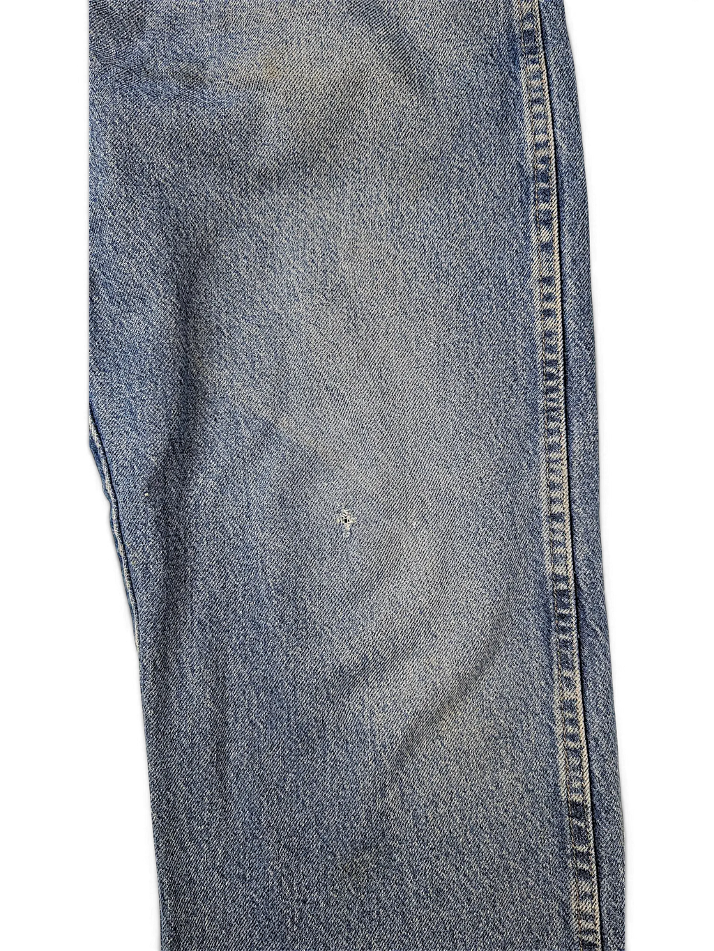 JAKE & IPI Wrangler 96501DS vintage blue denim jeans featuring a small distressed hole on the leg