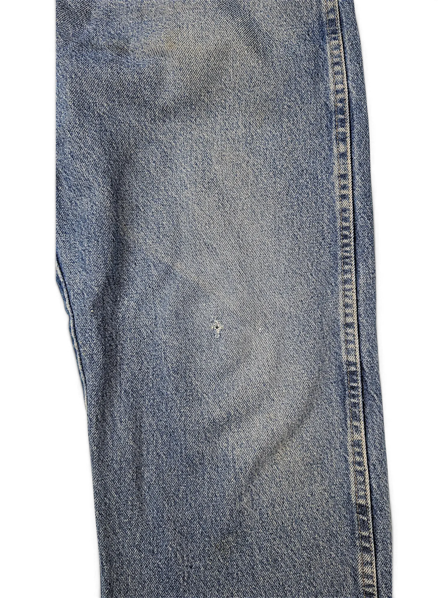 JAKE & IPI Wrangler 96501DS vintage blue denim jeans featuring a small distressed hole on the leg