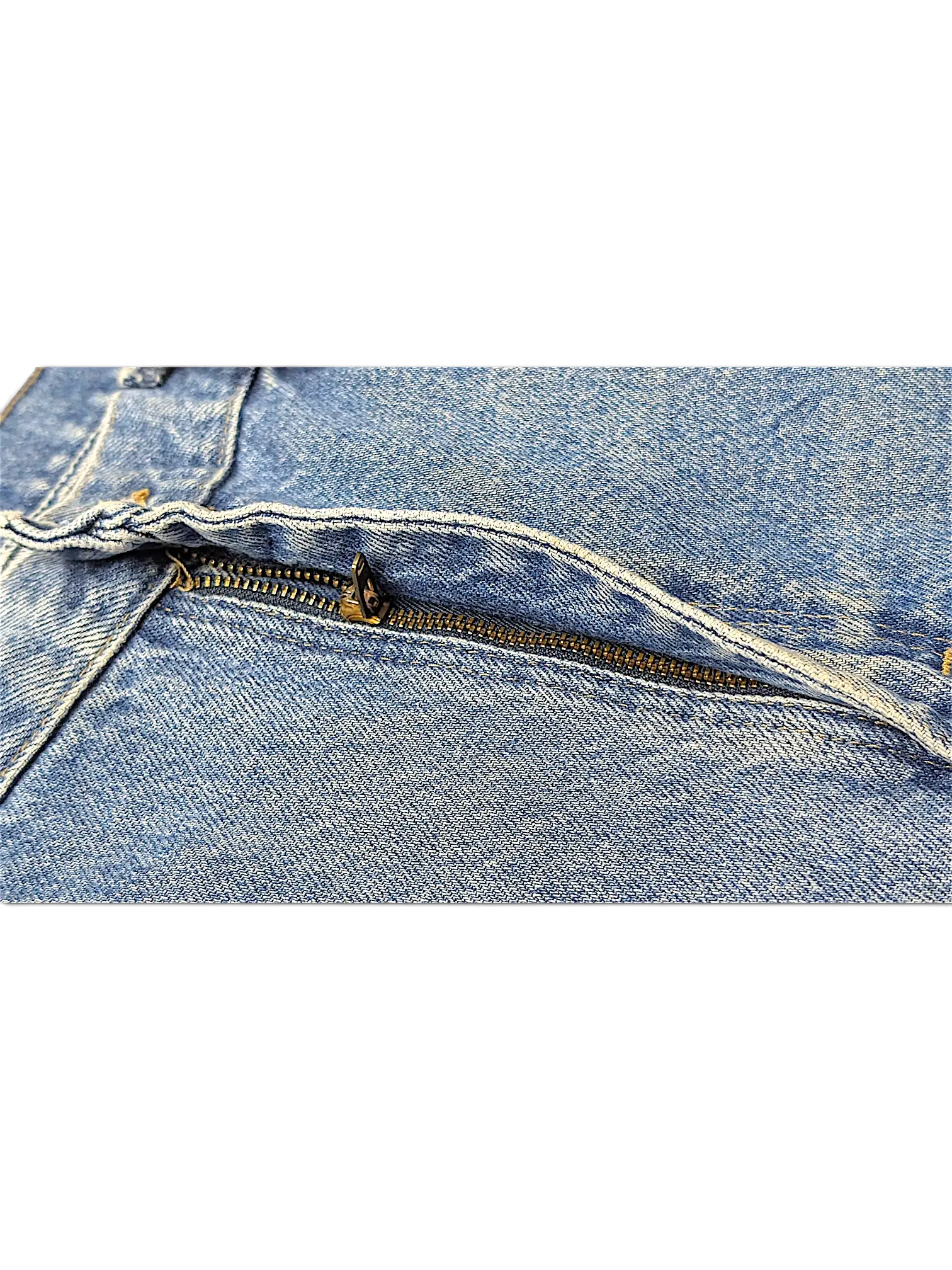 JAKE & IPI Wrangler 96501DS blue denim jeans featuring a metal zipper detail on the pocket