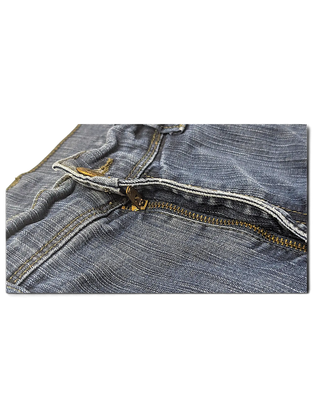 JAKE & IPI Wrangler blue denim jeans featuring a classic metal zipper fly and durable five-pocket construction.
