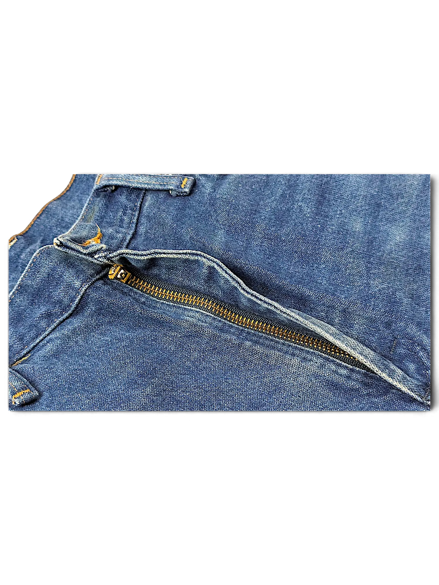 Close-up of JAKE & IPI Wrangler 936PWD blue denim jeans featuring a brass zipper fly and durable stitching.