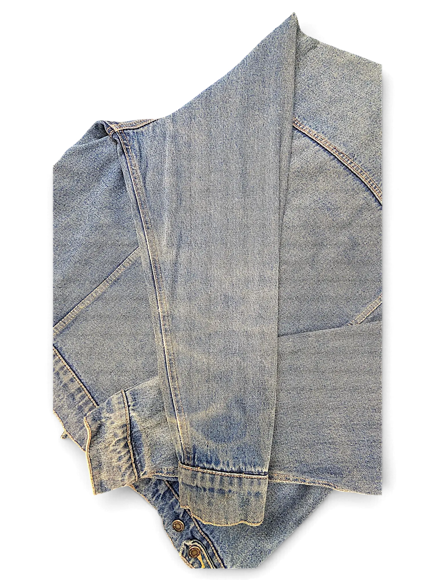 JAKE & IPI Wrangler Hero denim jacket in a classic light blue wash with visible stitching and button cuffs