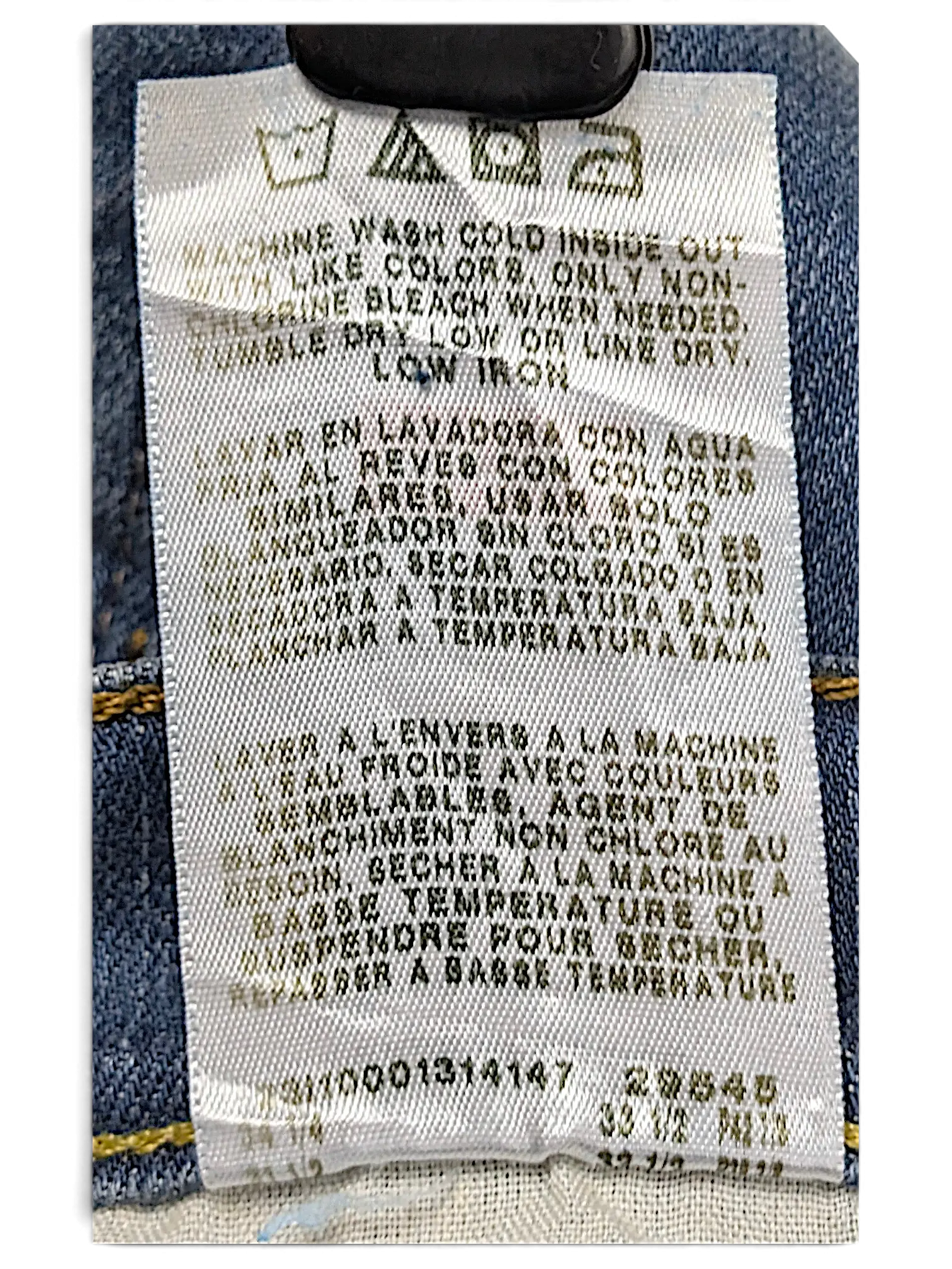 JAKE & IPI Wrangler straight fit jeans care label with washing instructions in English, Spanish, and French