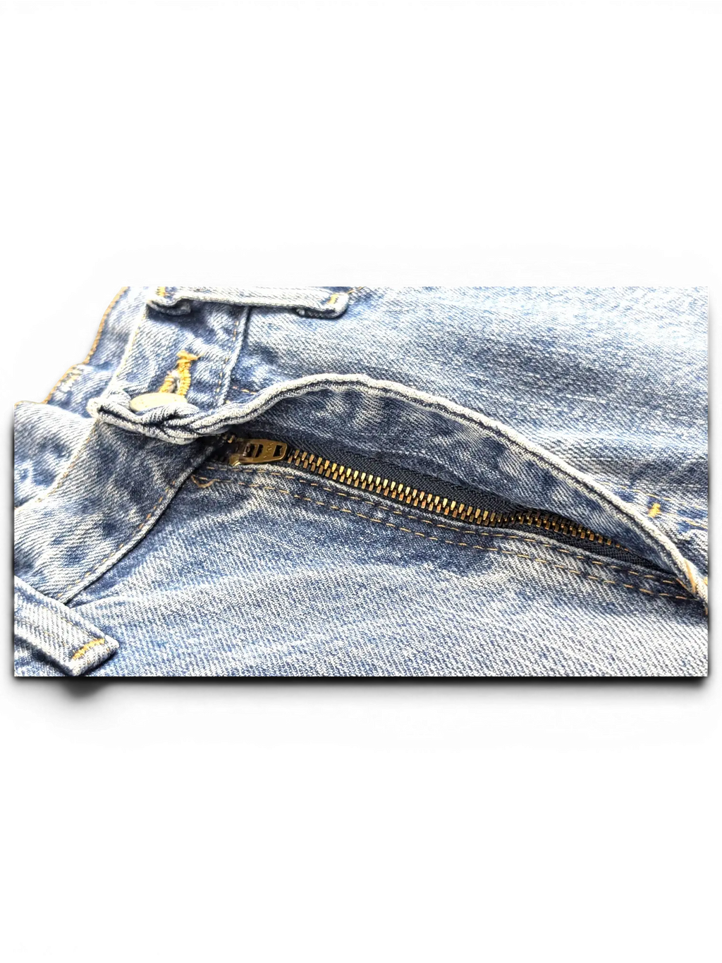 Close-up of JAKE & IPI Wrangler jeans featuring a blue denim fabric with a metal zipper fly and belt loops.