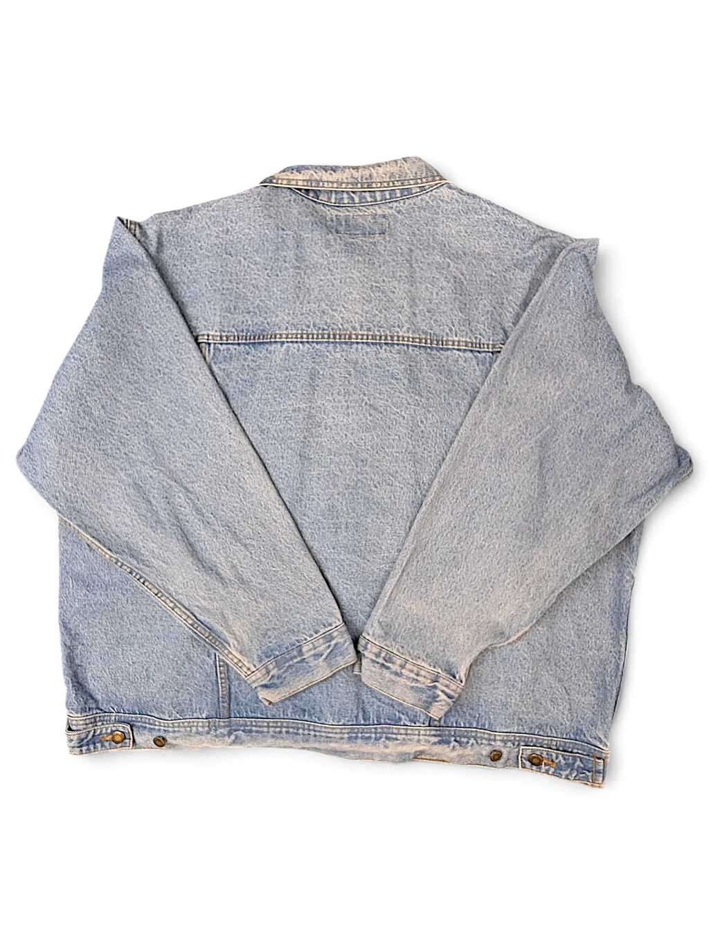 Back view of a JAKE & IPI Wrangler WMJO1VI light wash blue denim jacket with a classic collar and button cuffs.