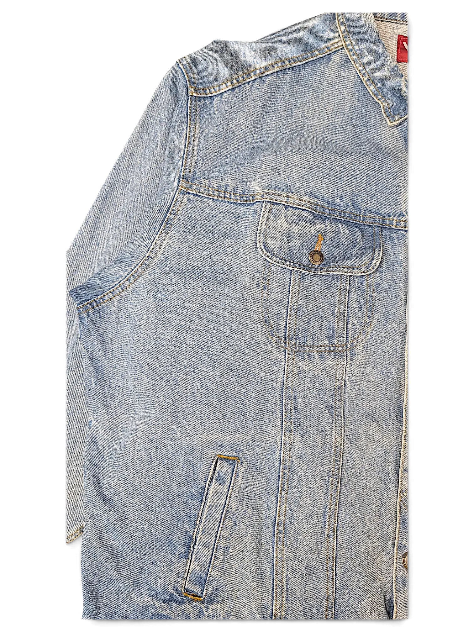 JAKE & IPI Wrangler WMJO1VI light wash blue denim jacket featuring a chest pocket and classic stitching details