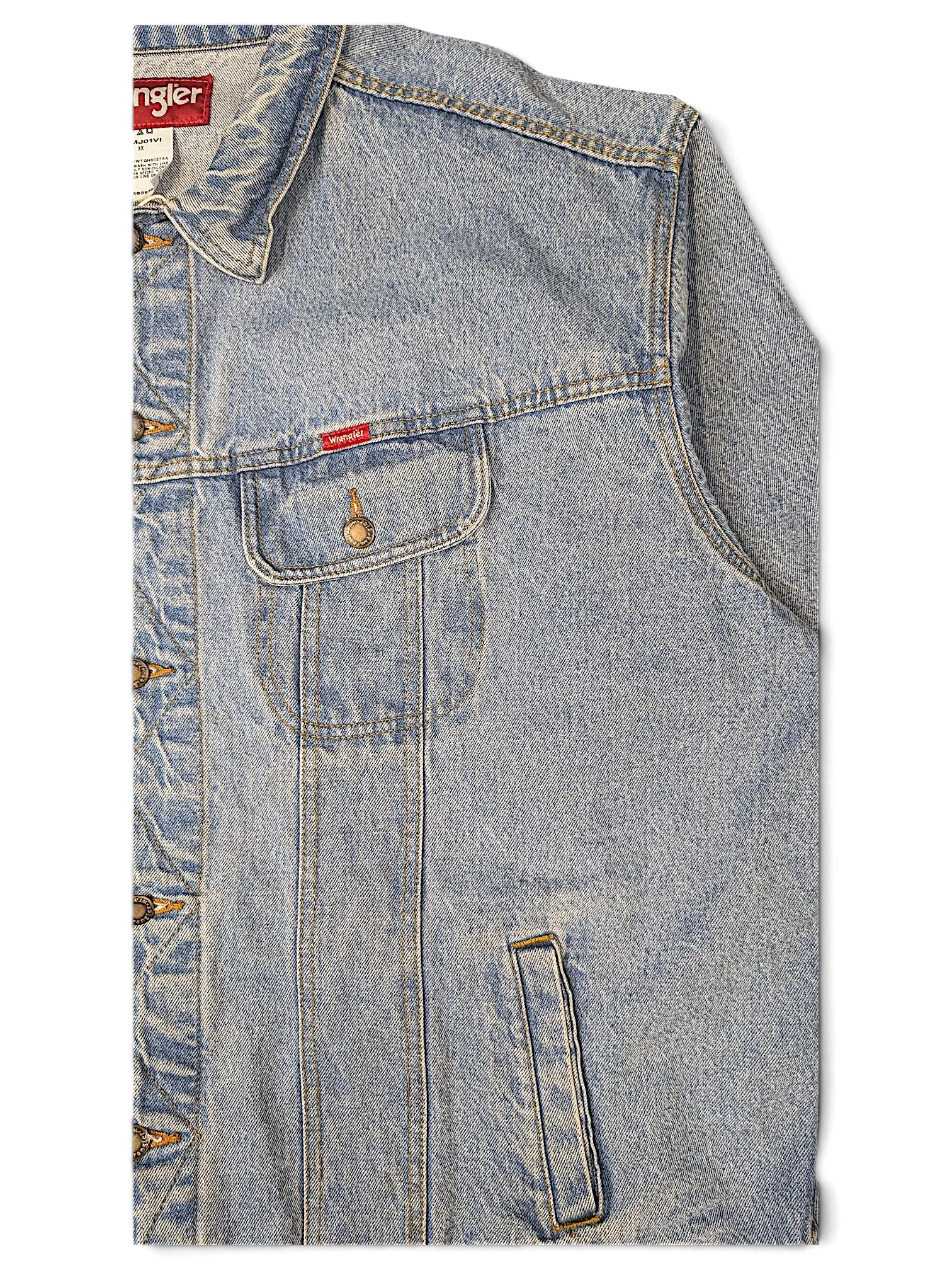 JAKE & IPI Wrangler WMJO1VI light wash blue denim jacket with front chest pocket and metal button closure