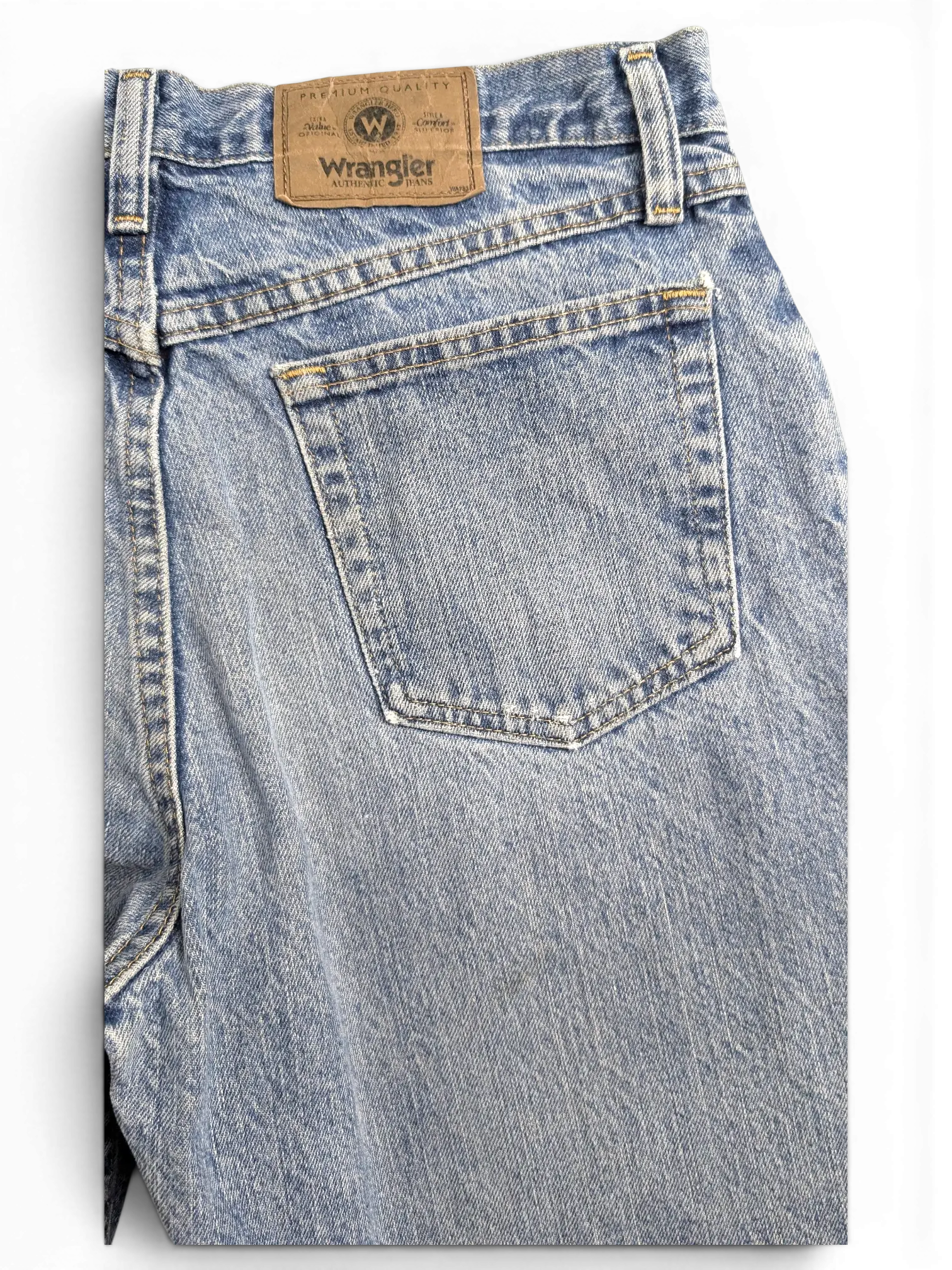 JAKE & IPI vintage Wrangler light wash blue denim jeans with back pocket and leather brand patch