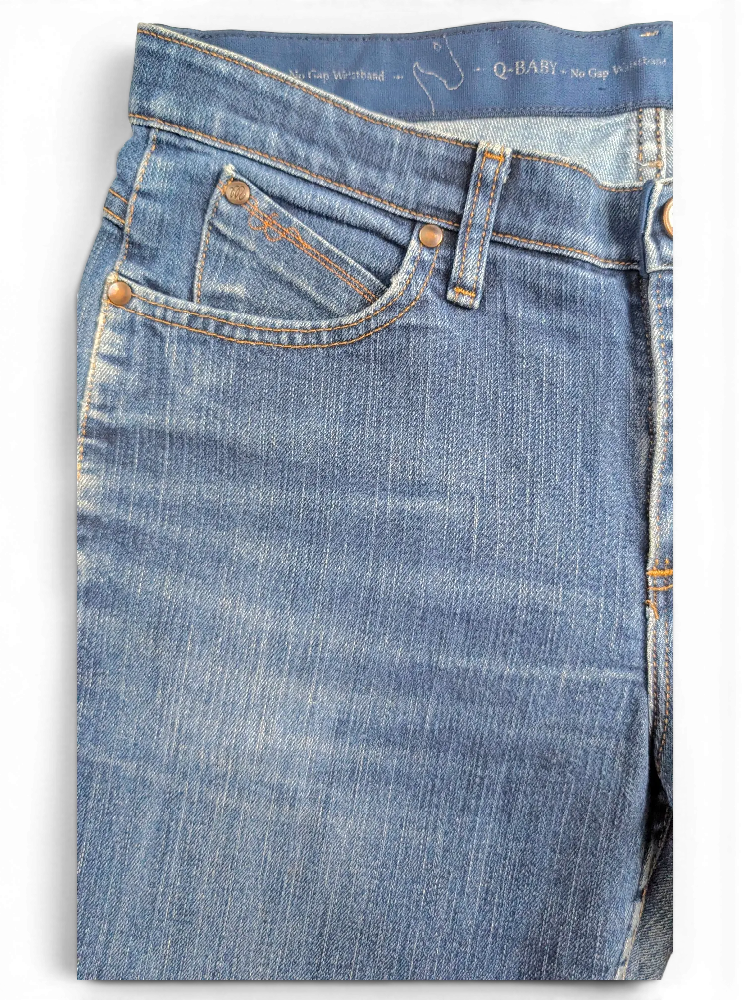 JAKE & IPI Wrangler Q-BABY blue denim jeans featuring a no-gap waistband and classic copper-tone rivets.