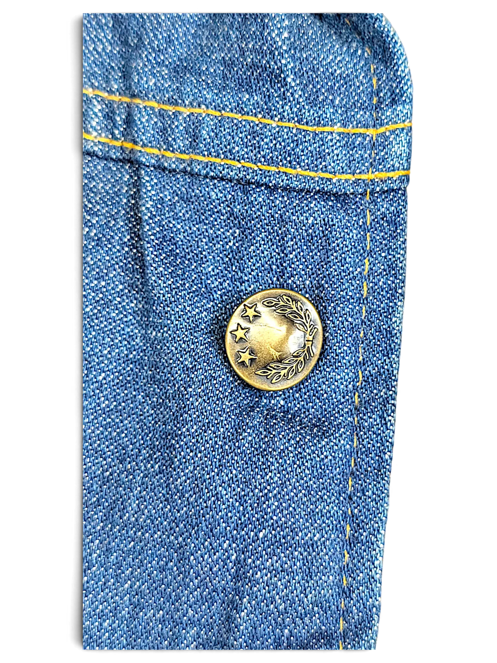 Close-up of a JAKE & IPI Wrangler 80/90's Sherpa Jacket featuring a vintage brass button with star and leaf detail.