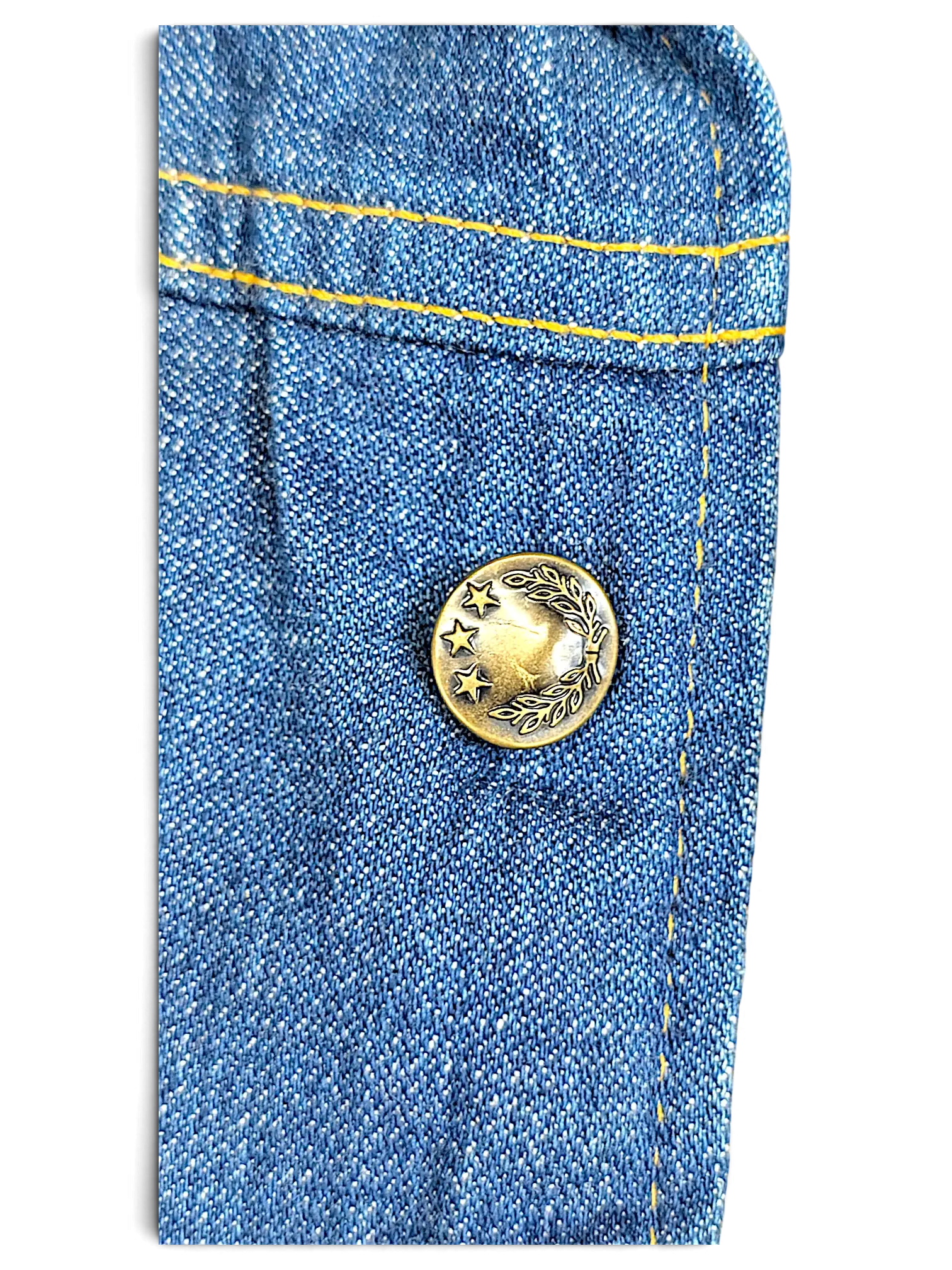 Close-up of a JAKE & IPI Wrangler 80/90's Sherpa Jacket featuring a vintage brass button with star and leaf detail.