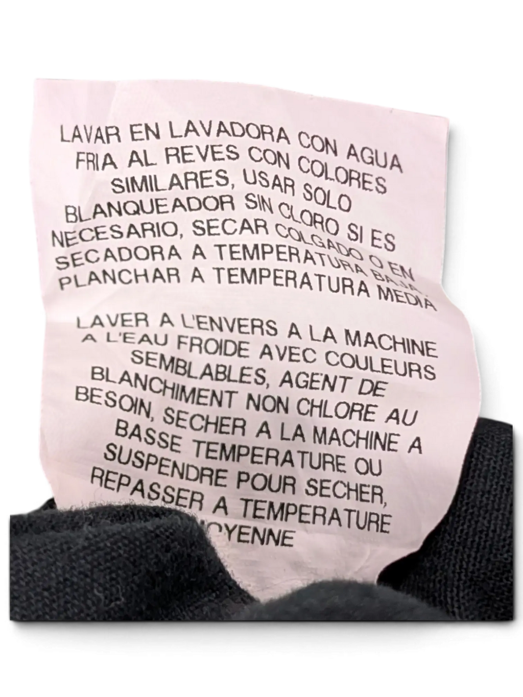 JAKE & IPI Wrangler utility shirt care label with washing instructions in Spanish and French on black fabric